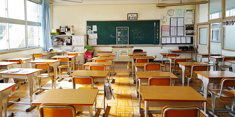 Daytime view of a junior high school classroom for lectures.